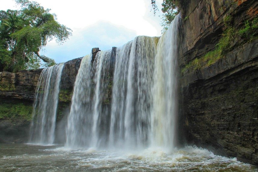 Air terjun ini memiliki ketinggian sekitar 20 meter dan lebar 8 meter dan sangat berbeda dengan air terjun yang ada di Indonesia