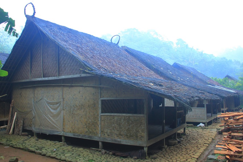 Pembuatan rumah adat Sulah Nyanda dilakukan dengan cara gotong royong menggunakan bahan baku yang berasal dari alam