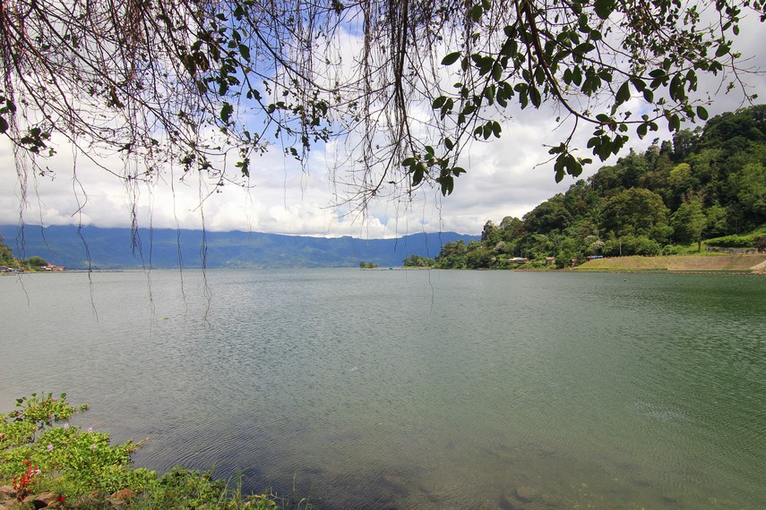 Danau ini membentang seluas 100 km persegi dan menjadi danau terluas kesebelas di Indonesia