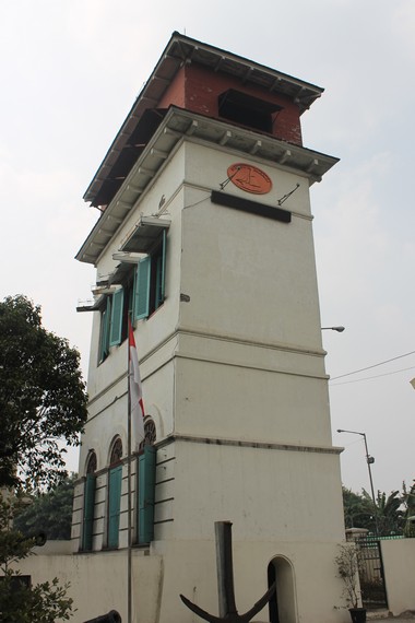 Dahulu Menara Syahbandar menjadi menara pemantau bagi kapal-kapal yang keluar masuk Kota Batavia melalui jalur laut