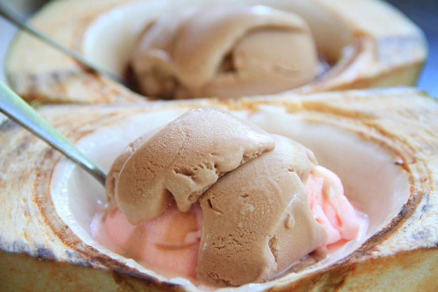 Keunikan es krim A-Ngie terletak pada penyajiannya di atas potongan batok buah kelapa muda
