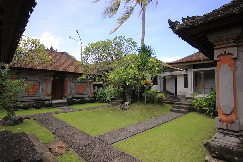 Empat gedung pameran yang saling berhadapan, yaitu Gedung A, Gedung B, Gedung J, dan Gedung K