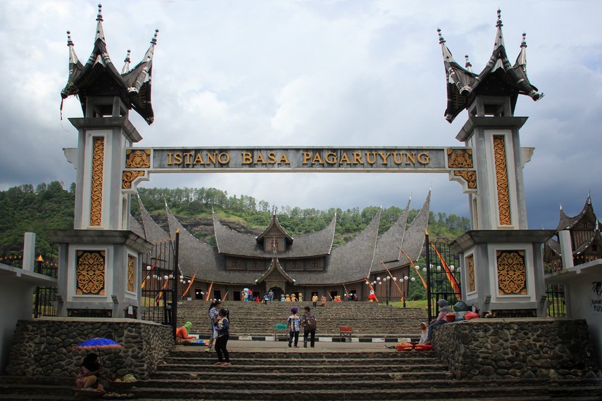 Istano Basa Pagaruyung merupakan salah satu jejak kemegahan kerajaan yang pernah berkuasa di Minangkabau