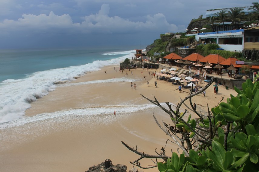 Pantai Dreamland adalah seruas pantai kecil berpasir putih yang dikelilingi tebing karang tinggi di selatan Bali