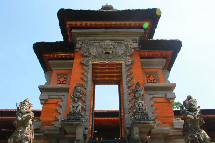 Gedung utama kompleks Taman Budaya Bali bernama Ksirarnawa yang berasal dari mitologi Gunung Mandara Giri