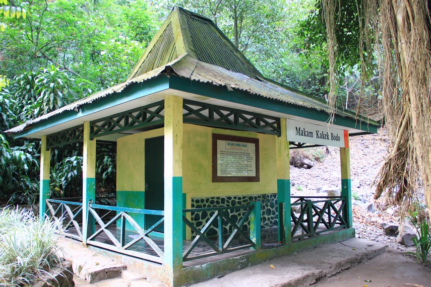 Makam Kakek Bodo, tokoh yang namanya dipakai sebagai sebutan bagi curug tempat sang kakek bertapa