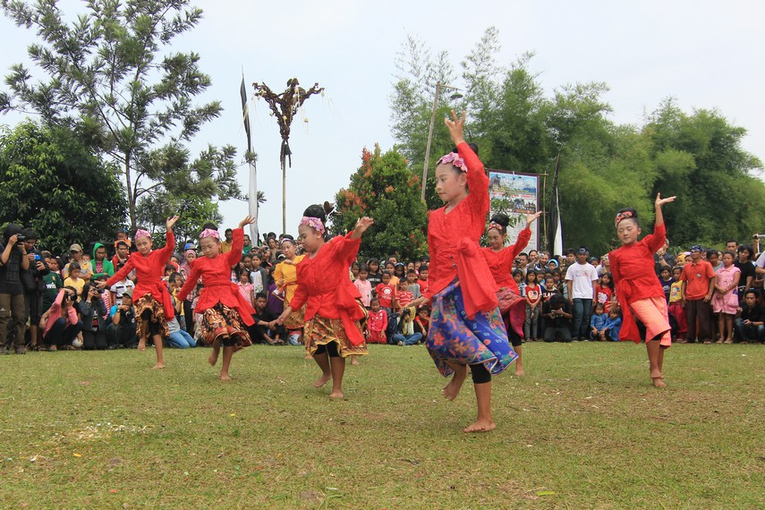 Tari Mojang Jaipong hanya ditarikan oleh perempuan dengan mengenakan pakaian tradisional Sunda