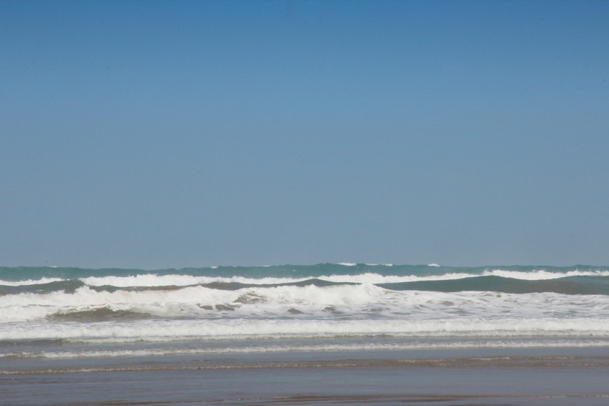 Pesona ombak laut selatan yang besar juga menjadi daya tarik tersendiri saat mengunjungi pantai ini