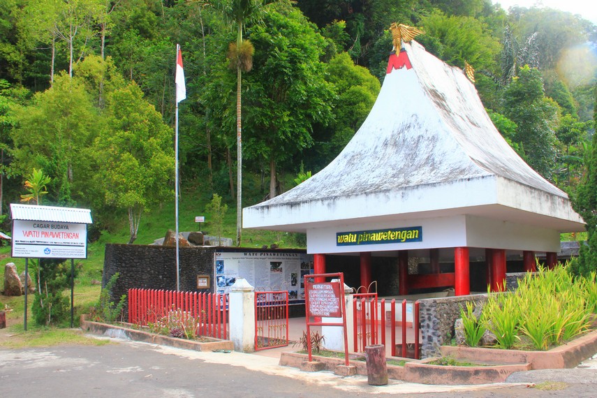 Watu Pinawetengan juga digunakan sebagai tempat pertemuan keluarga Minahasa