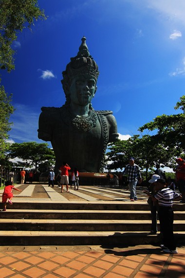 Plaza Wisnu, area tempat diletakkannya fragmen Patung Dewa Wisnu setinggi 23 meter