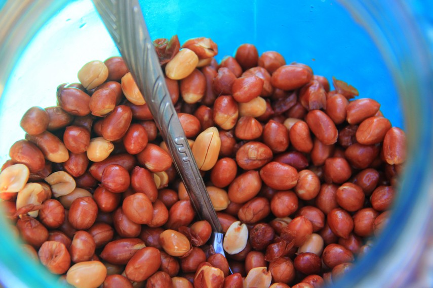 Menggunakan kacang tanah yang bewarna merah sebagai bahan utamanya, es brenebon memiliki citarasa manis dan segar