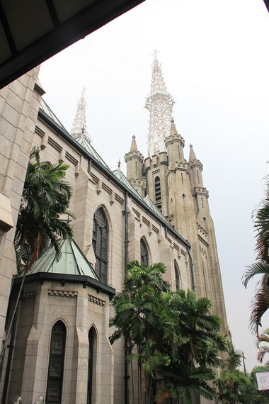 Bangunan gereja Katedral berciri eropa dengan gaya neo-gotik