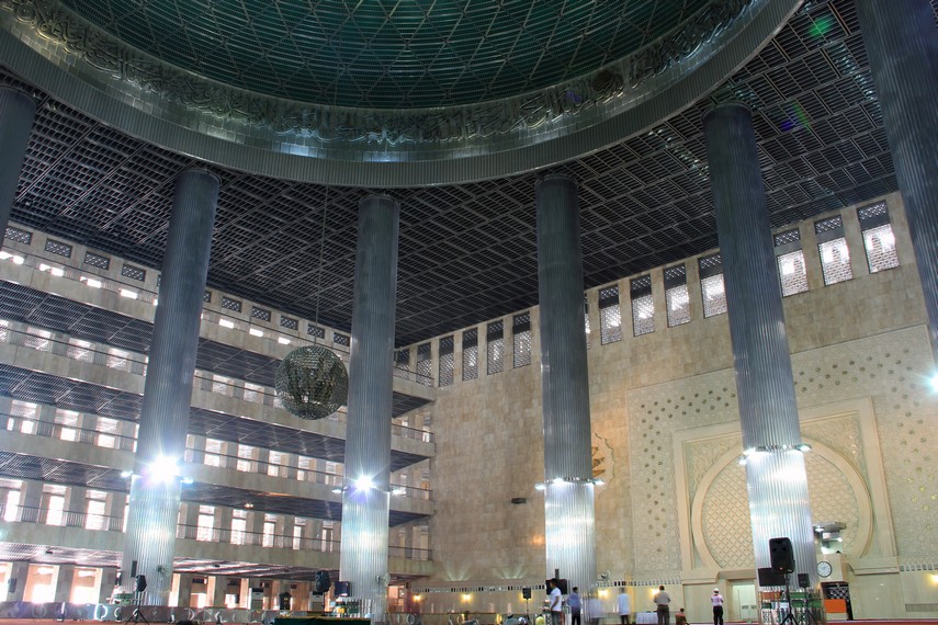 Kubah utama masjid Istiqlal berdiamater 45 meter, sebagai simbol dari tahun kemerdekaan RI