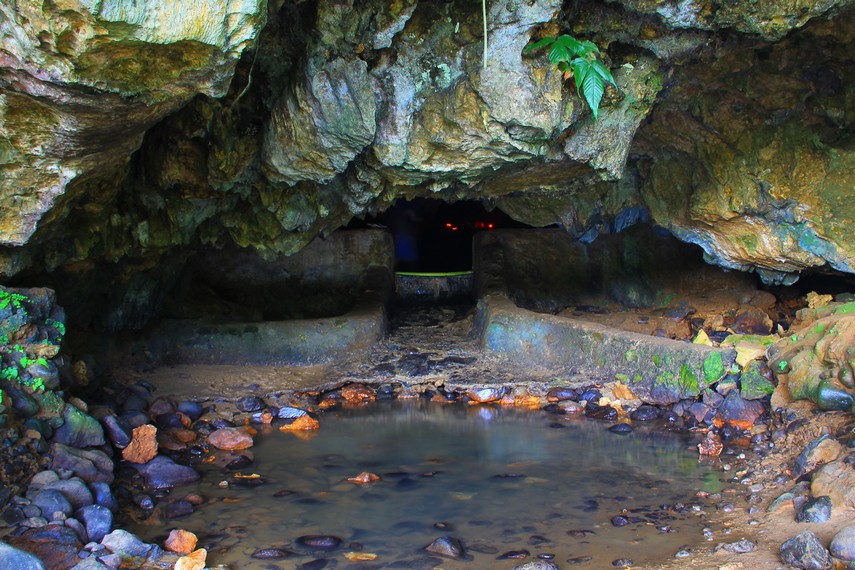 Gua Lalay memiliki kedalaman 10-15 km dan gua ini tidak seperti gua pada umumnya