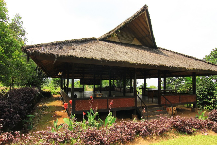 Kampung Budaya Sindang Barang terletak di Desa Pasir Eurih, kecamatan Tamansari, kabupaten Bogor