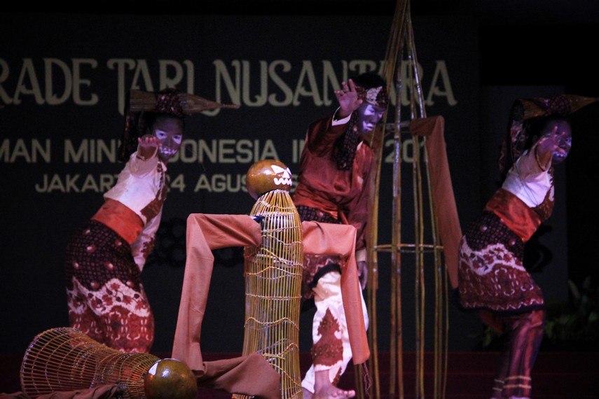 Kesenian tradisi Lukah Gilo serupa dengan permainan Jalangkung di Jawa