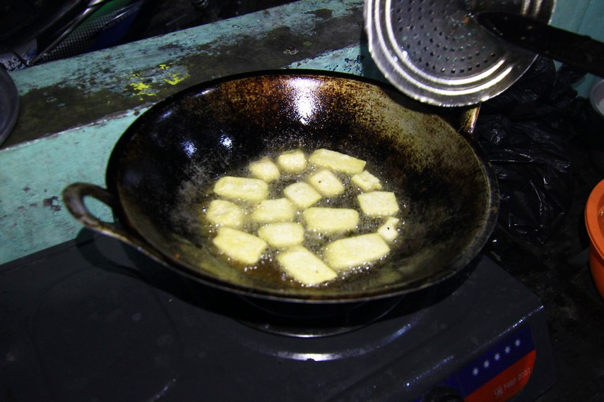 Melihat sekilas, makanan ini akan terlihat seperti tahu gimbal dari Semarang