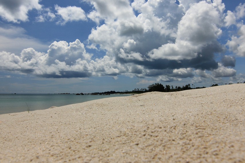 Pantai Mabai memiliki pasir putih yang lembut dan membuat pengunjung betah berjalan-jalan di sekitar pantai