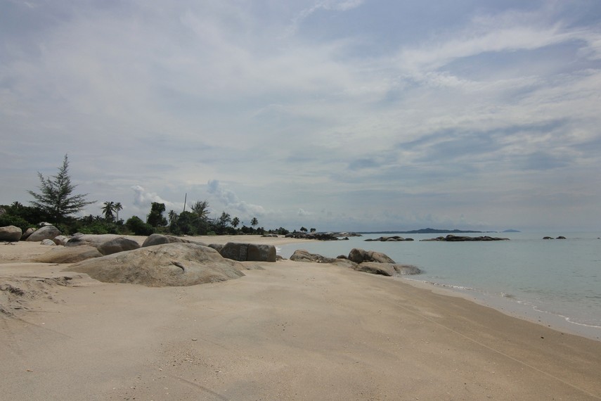 Pantai Rambak memiliki garis pantai yang panjang hingga mencapai 2 km