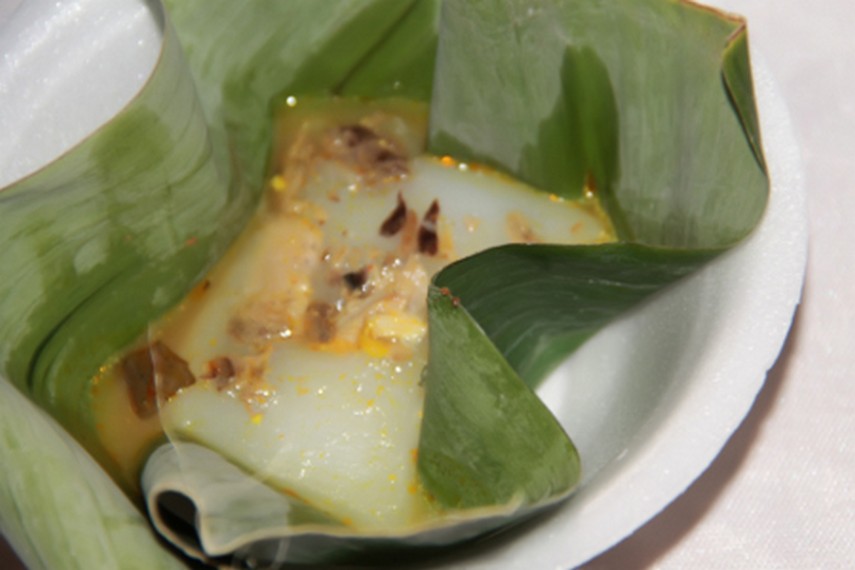 Papeda biasa disajikan dengan siraman kuah ikan kuning