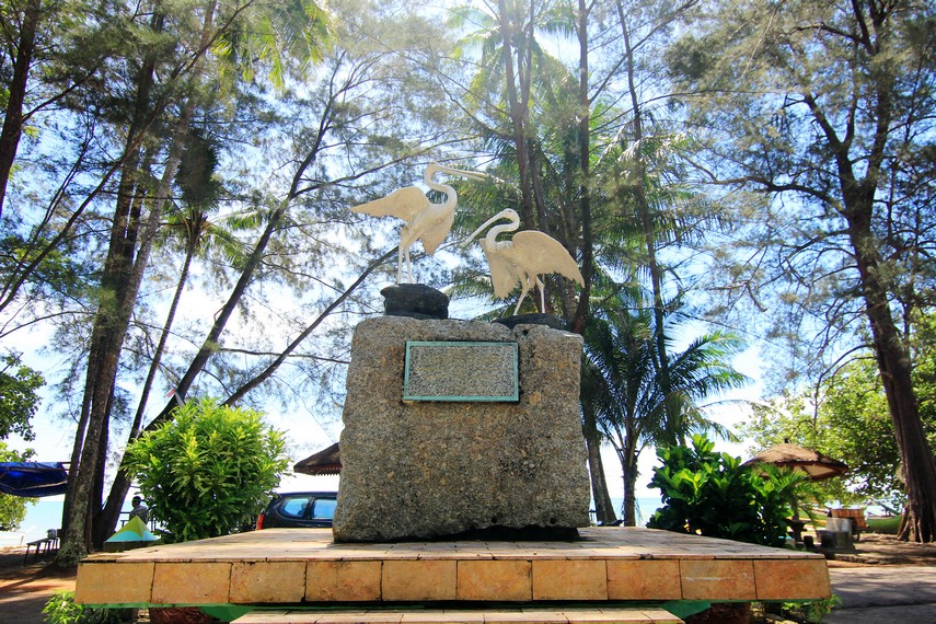 Patung burung bangau yang menjadi maskot Pantai Burung Mandi berada di halaman depan Pantai Burung Mandi