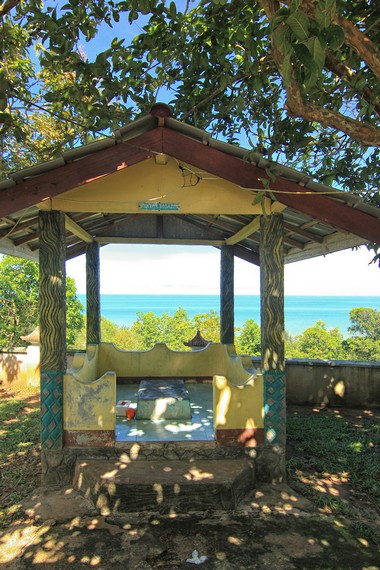 Pendopo yang langsung menghadap ke laut sebagai tempat bersantai pengunjung yang berada di Bukit Samak