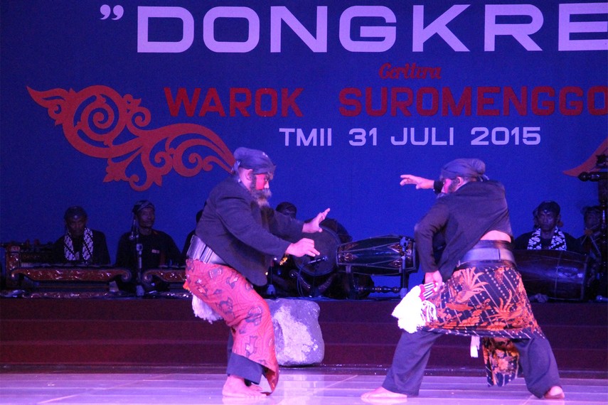 Pertarungan Warok Suromenggolo dengan Suro Handoko menjadi salah satu adegan dalam pertunjukan Suro Menggolo