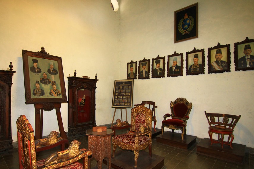 Ruang pertama menampilkan foto-foto raja yang pernah berkuasa di Surakarta. Di ruang ini, juga terdapat kursi peninggalan Pakubuwono IV