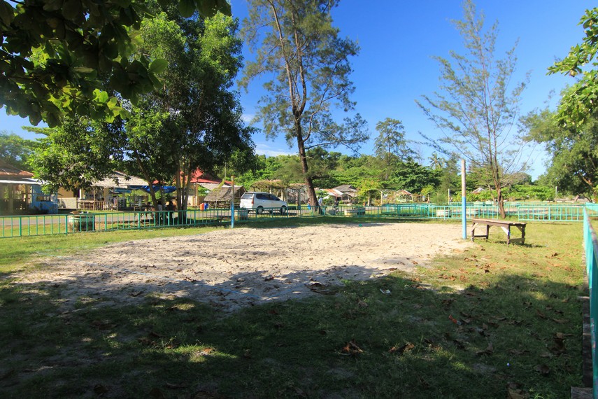 Taman yang berada di sekitar Pantai Nyiur Melambai menjadi sarana yang dapat dinikmati pengunjung