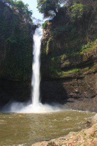 Gemuruh air terjun langsung menyambut pengunjung begitu tiba di air terjun yang berada dalam kawasan Taman Wisata Alam (TWA) Gunung Baung ini