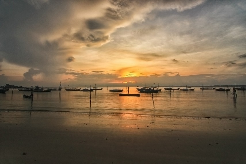 Nama Pantai Tanjung Kelayang berasal dari banyaknya burung kelayang yang berada  di pantai ini