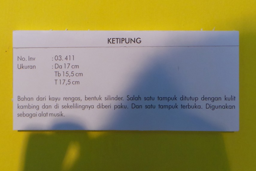 Salah satu penjelasan mengenai ketipung asal Kalimantan Timur yang terbuat dari kayu rengas