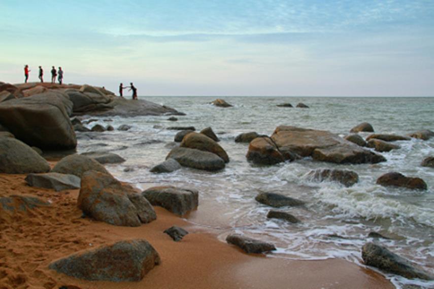 Air laut yang bening dengan ombak relatif tenang menjadikan pantai di Sinka Island Park salah satu favorit warga Singkawang