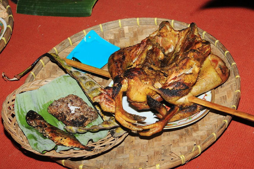Ayam bakar menjadi salah satu sesajian yang digunakan dalam ritual Netepkeun dalam rangka menyambut Seren Taun