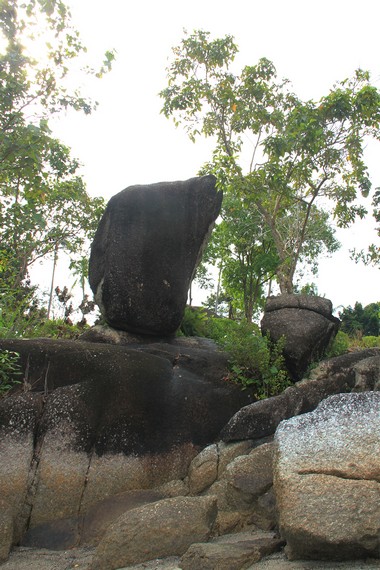 Batu kodok menjadi batu unik lainnya yang bisa pengunjung lihat di sekitar Pantai Batu Dinding