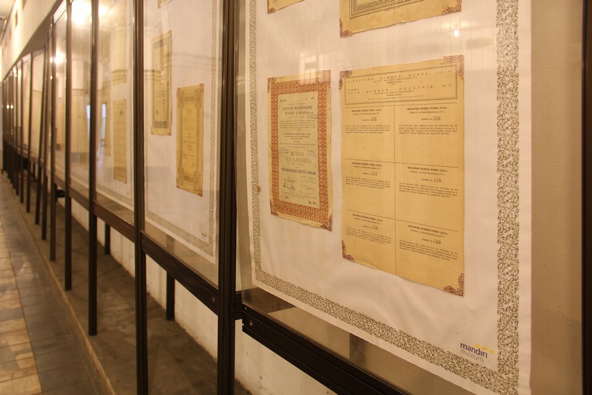 Berbagai macam surat berharga tersusun rapih di salah satu ruang museum