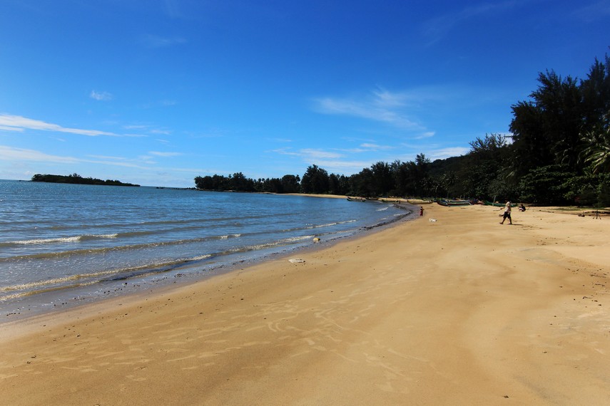 Garis pantai yang panjang membuat pantai ini menjadi tempat menyenangkan untuk pengunjung berjalan-jalan di pinggir pantai