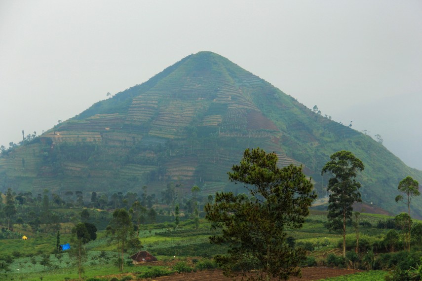 Gunung Sadahurip yang menyerupai piramida menjadi pemandangan indah saat menuju Talaga Bodas