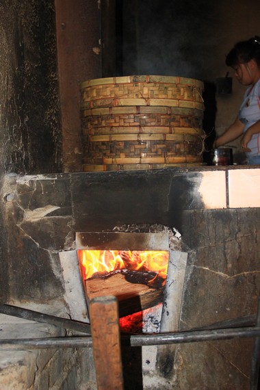 Penggunaan kayu dalam proses pembuatan biapong akan menghasilkan aroma khas dan membuat rasa biapong bertambah lezat