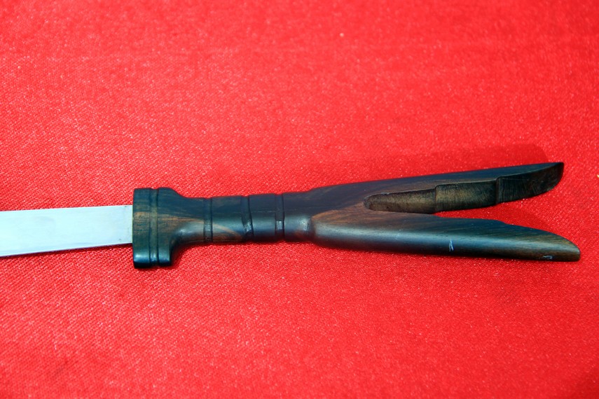 Pedang bara Sangihe memiliki gagang yang memiliki dua cabang