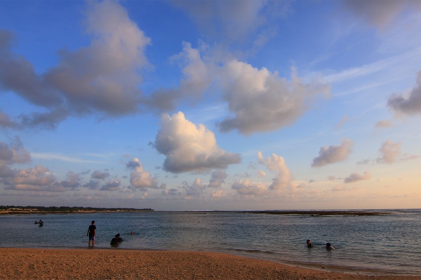 Keunikan Pantai Cibuaya terlihat pada saat air surut. Karang-karang dengan bentuk yang unik akan terlihat begitu air surut