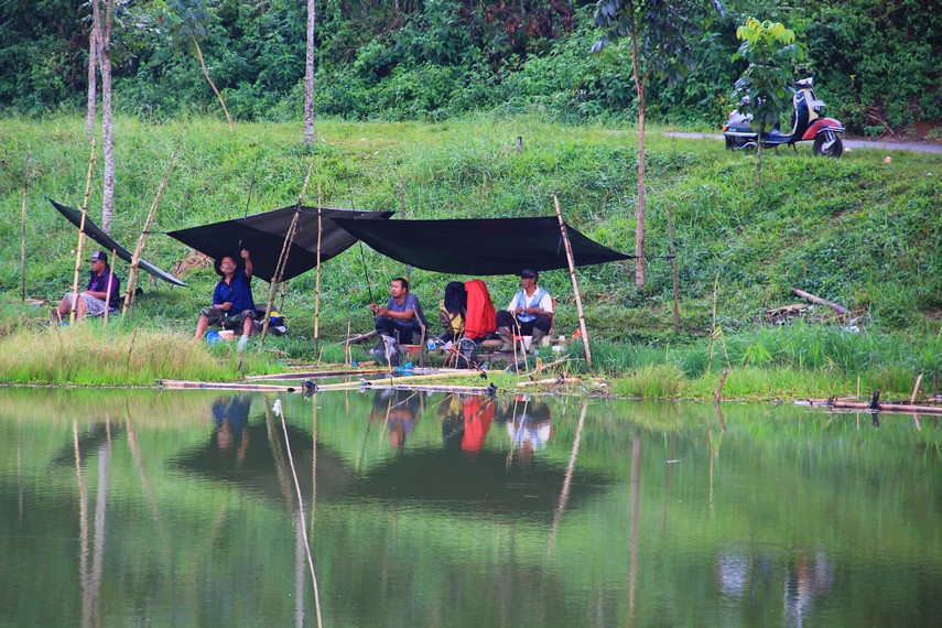 Menjelang sore, danau ini akan diramaikan oleh para penggila olahraga memancing