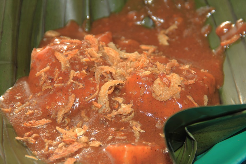 Bumbu sate lokan sama dengan tipikal sate khas Minangkabau lainnya, kuah kaldu kental berbumbu rempah