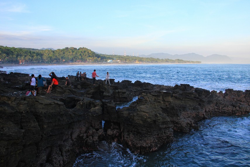 Pengunjung dapat menaiki bukit karang dan melihat pemandangan laut lepas dari atas bukit