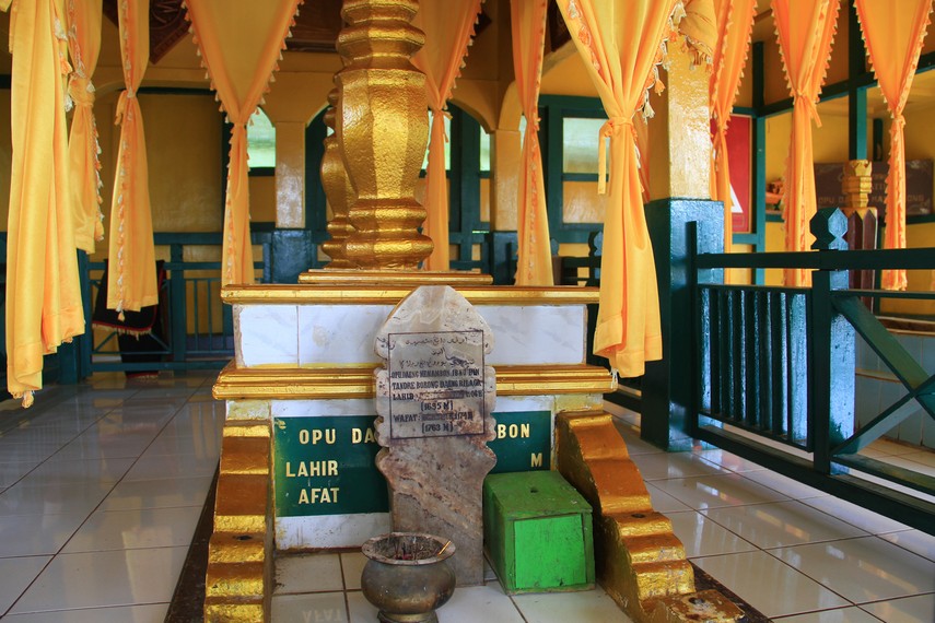 Kawasan Makam Opu Daeng Manambom terletak di Sebukit Rama atau sekitar 5 km dari Desa Pasir, Kecamatan Mempawah hilir, Pontianak