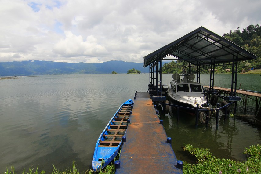 Danau indah ini merupakan danau terluas kedua di Sumatera Barat setelah Danau Singkarak