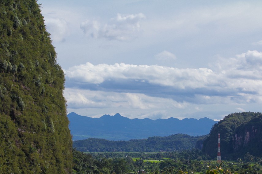 Panorama lembah harau diantara tebing batu yang dilapisi tumbuhan yang menghijau