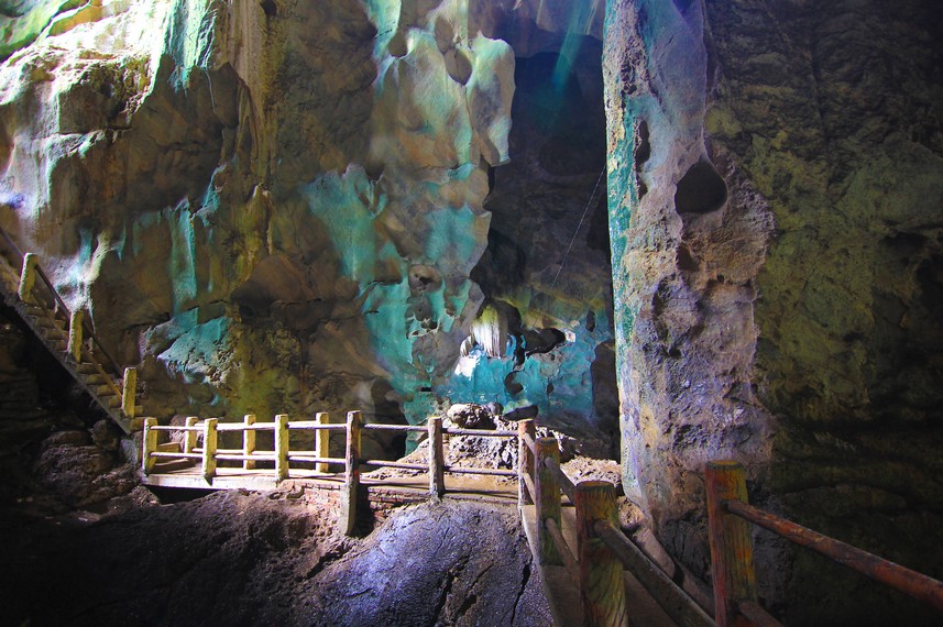 Jalan setapak melintasi gua Ngalau Indah terbentang sejauh 80 meter