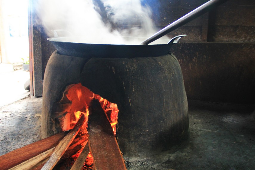 Setelah daging suwir dimasukkan, dibutuhkan waktu sekitar 2-3 jam hingga santan mengering dan rendang matang
