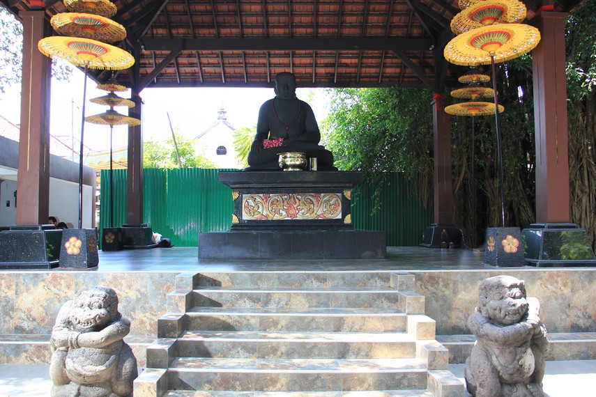 Kaitan antara kayu dengan arca Buddha Mahasobya adalah arca ini ditemukan di atas sebidang tanah di Trowulan yang ditumbuhi kayu jati